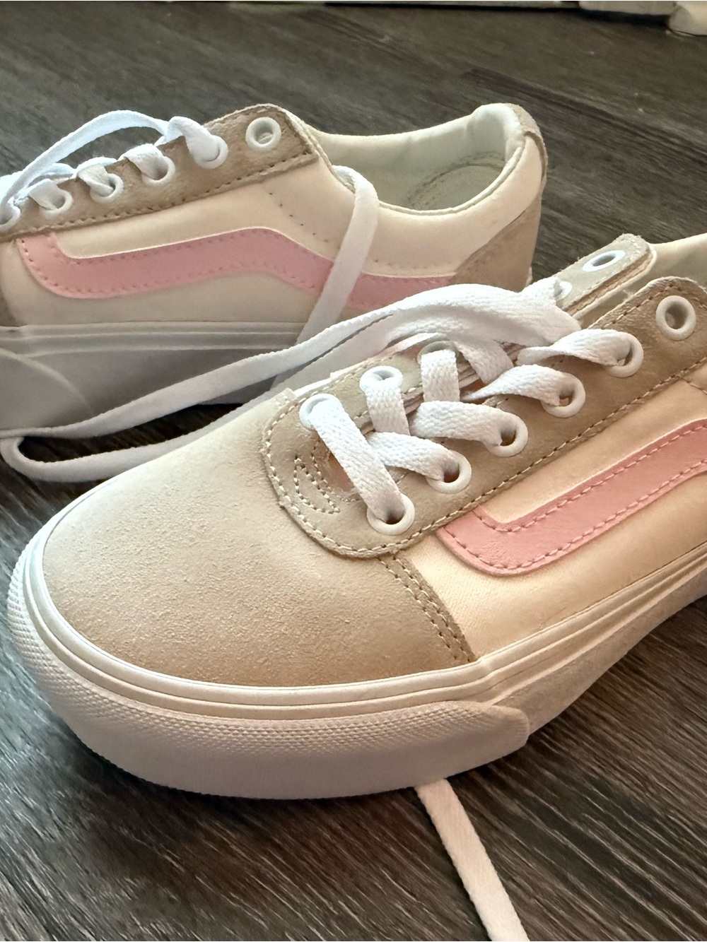 Vans NWOT women’s Low-Top platform Sneakers in Beige and Pink